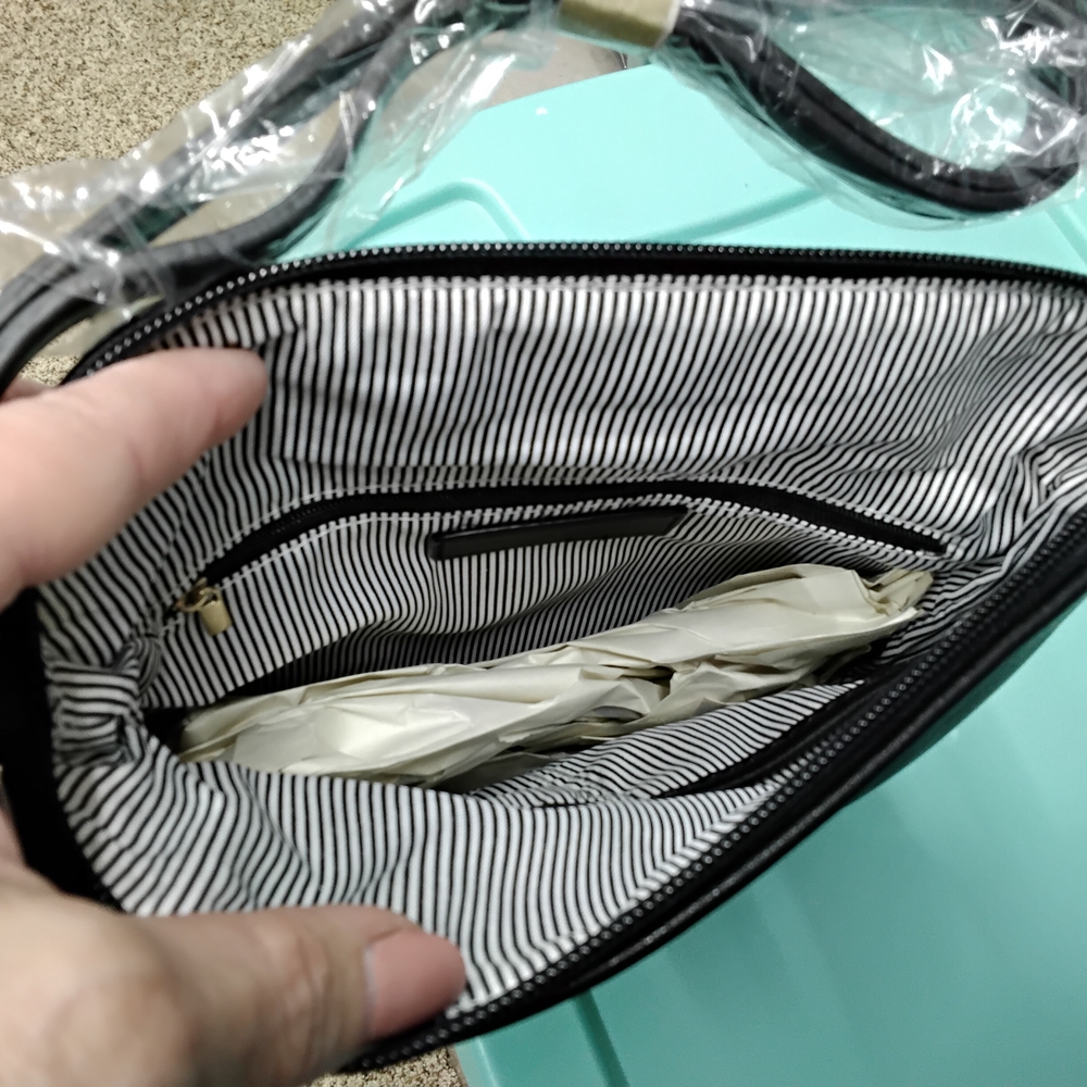 Chic Black Crossbody Bag - Picture 2 of 3